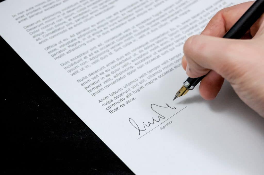 Unterschreiben des schriftlichen Verwaltervertrages nach dem Hausverwalter wechsel
