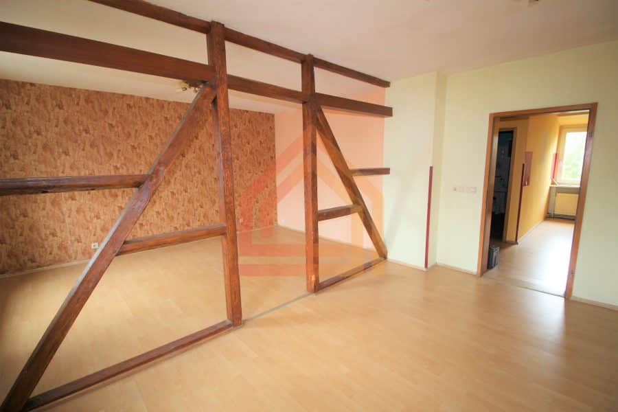 3-Zimmer-Wohnung und ca. 30 m² Spitzboden freuen sich auf einen "Neubeginn"! - Wohnzimmer